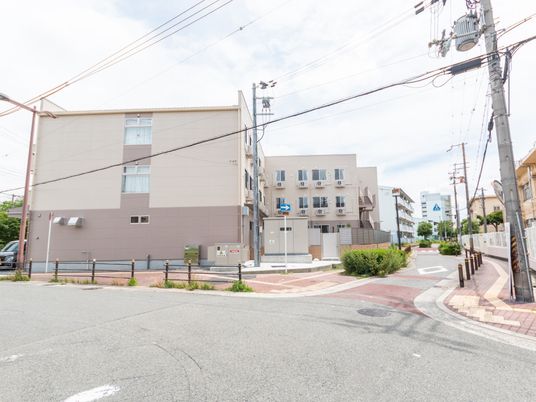 住宅街の建物外観