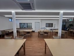 自然光が入る食堂