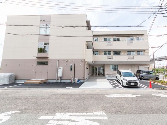 広々とした建物外観