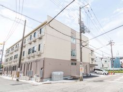 明るい街並み近くの外観