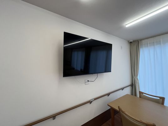 壁掛けテレビのある部屋