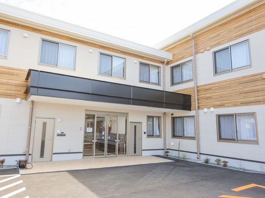 明るい建物外観