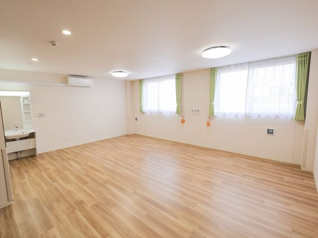 広々とした居室 居室 自然光が心地よく差し込む、広い居室です。清潔で落ち着いた雰囲気が魅力的です。
