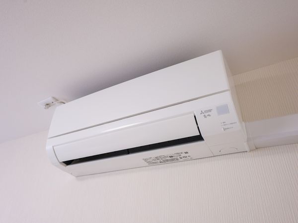 白い壁のエアコン