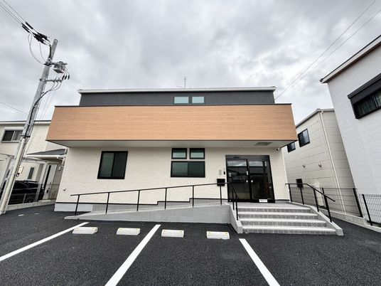 スロープ付きの建物外観