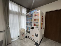 自動販売機とゴミ箱