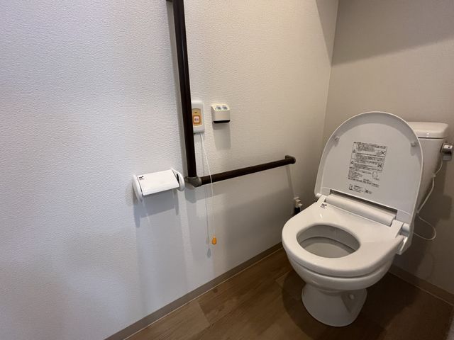 手すり付きトイレ トイレ 手すりが設置された安心設計のトイレです。使いやすさを重視した空間になっています。