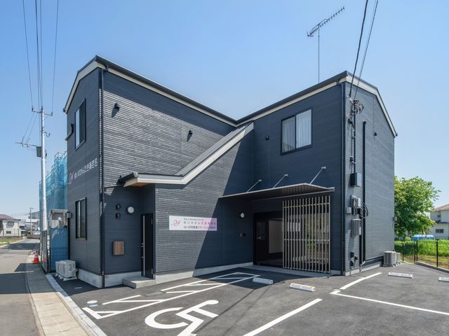 黒い外観の建物  