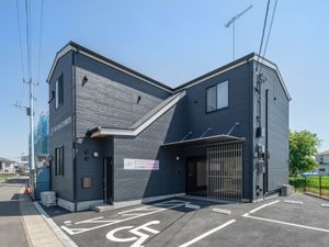 黒い外観の建物  