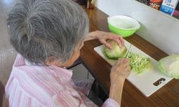 料理活動をする利用者様