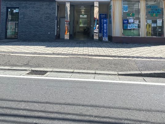 建物正面の出入口  