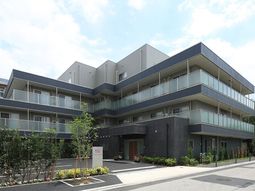 モダンなデザインの建物外観