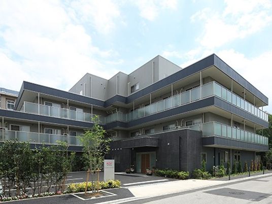 モダンな建物のエントランス