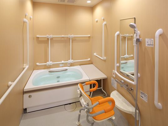バリアフリー設計の浴室
