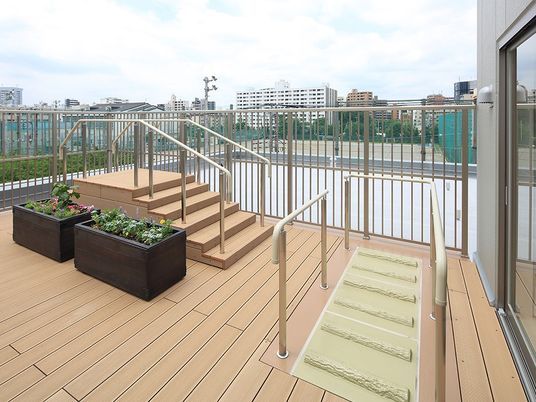 明るい屋外のテラス