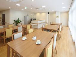 清潔感あふれる食堂空間