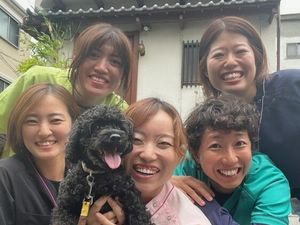 スタッフと犬の集合外観  