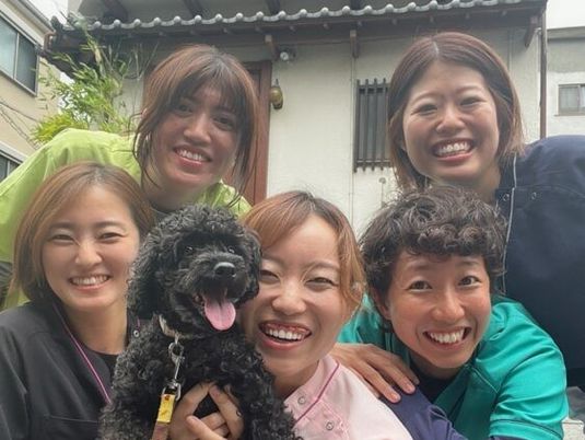 スタッフと犬の集合外観  