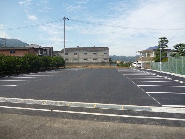 広い駐車場 外観   建物の前にゆとりのある駐車スペースが広がっています。来訪時の車の出入りがしやすそうな、落ち着いた環境です。