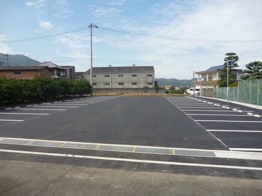 広い駐車場の外観  