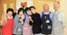 笑顔のスタッフと住民の集合写真