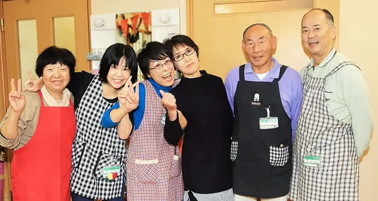 笑顔のスタッフと住民の集合写真