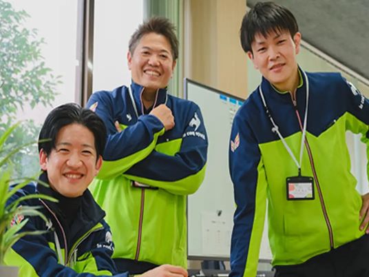 笑顔のスタッフ3人
