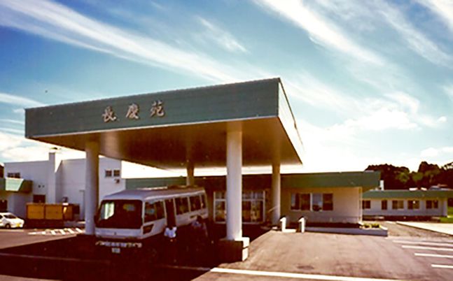 緑の屋根の広い外観
