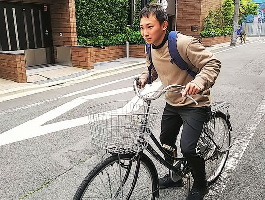 自転車に乗る人前