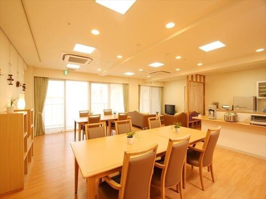 温かみのある共有ダイニング