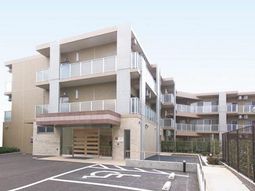 現代的な外観の建物