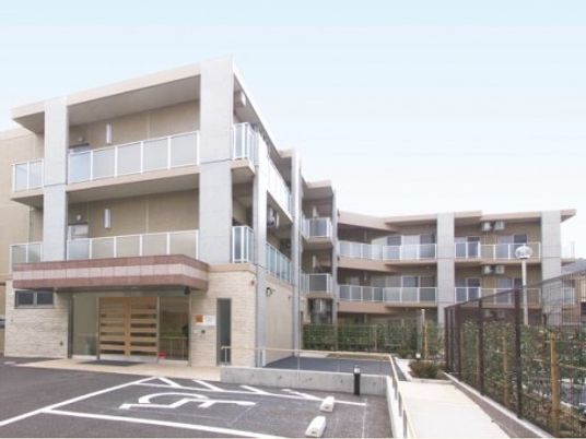 モダンな建物のエントランス