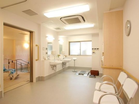 明るい診療室入口