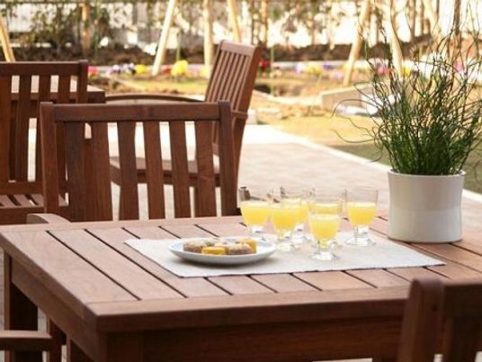 庭のテーブルセット