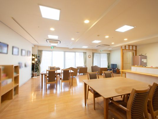 ゆったりした明るい食堂
