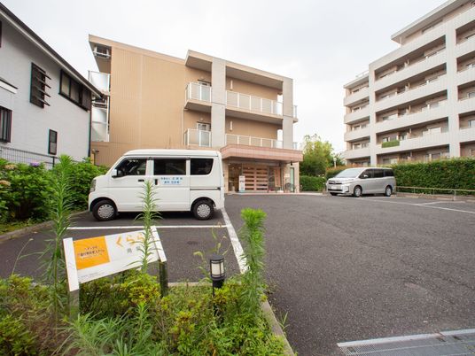 施設の屋外と駐車場