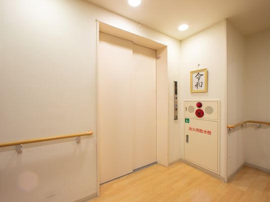 明るい廊下とエレベーター