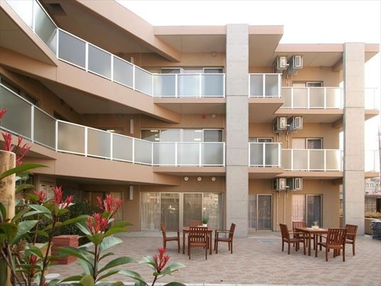 中庭のある施設外観