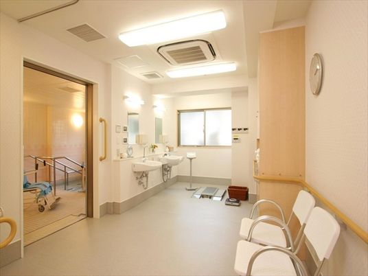 清潔で明るい洗面台スペース