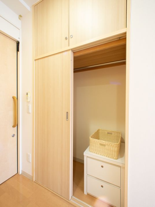 明るい居室の収納スペース