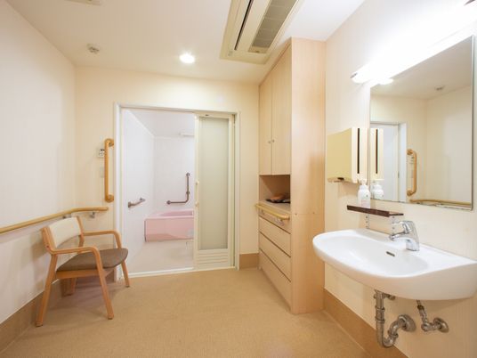 バリアフリー浴室と洗面台