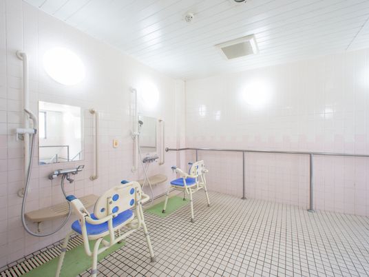 バリアフリー設計の浴室