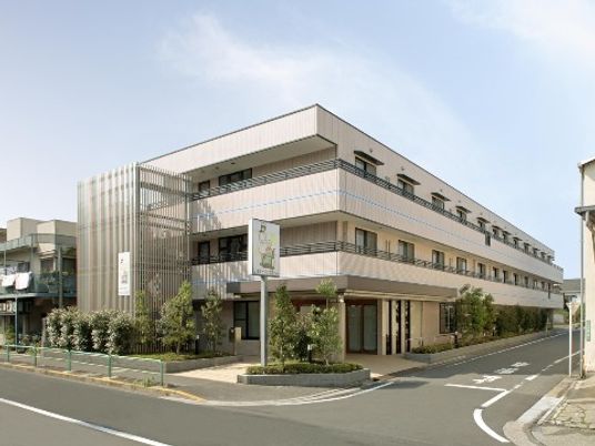 明るい施設の外観