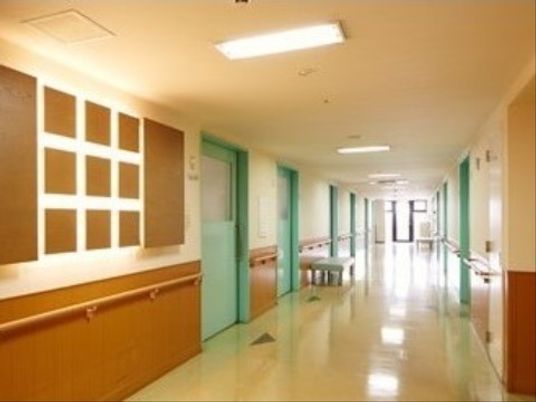 明るく清潔な廊下