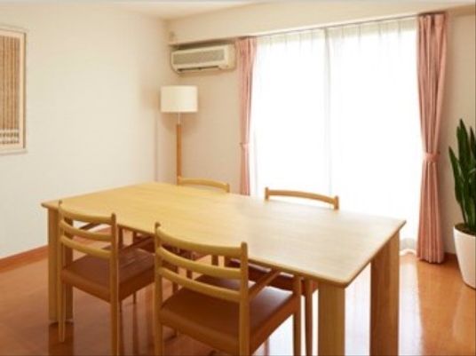 明るい居室のダイニングテーブル