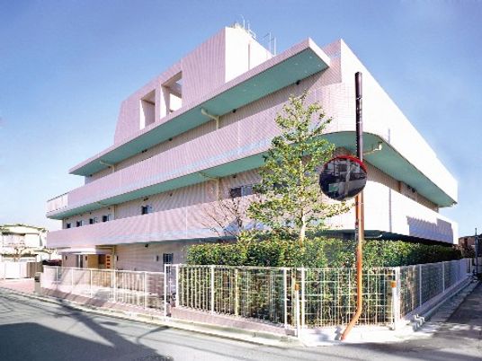 ピンクの外壁の建物