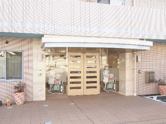 笑顔のイラスト装飾エントランス