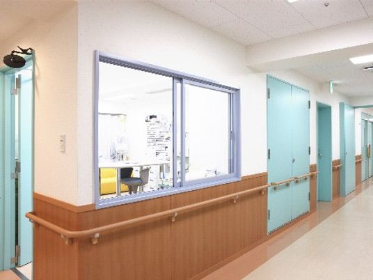 清潔感のある病院の廊下