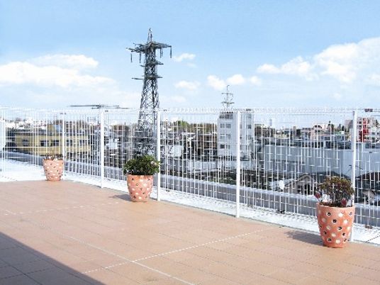 広々とした明るいテラス