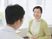 笑顔交わす利用者と職員